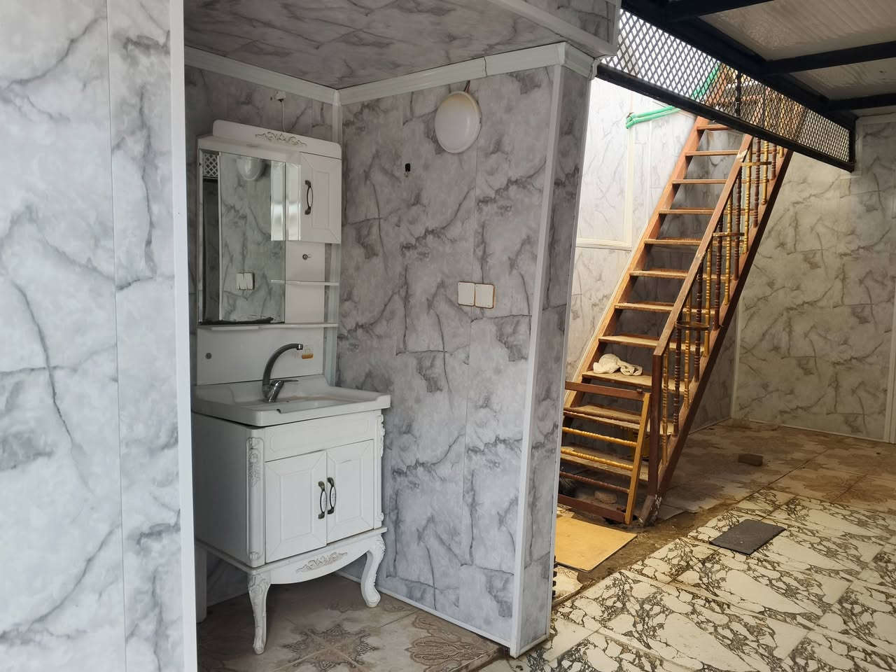 دار مساحة ١٠٠ متر ركن واجهة ٨ عمق ١٢ ونص كارت بلدية في مجمع الانصار اول بيت قرب الملعب قريب برطلة جدا يرهم لعائلة صغيرة يتكون من غرفة نوم صغيرة وهول كبير واستقبال ومشتملات وكراج يتسع سيارة ماء وكهرباء وشارع صبة يرهم مراوس مع سيارة حديثة 
للا استفسار
***********
