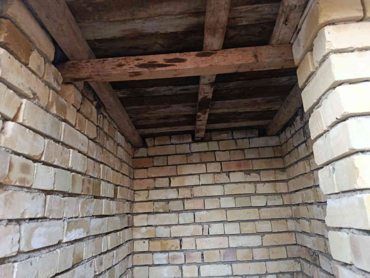 السلام عليكم خشب للبيع  250متر داكة السعر 4ملايين ونص  مكاني بغداد مدينة حي طارق رقم هاتف ***********
