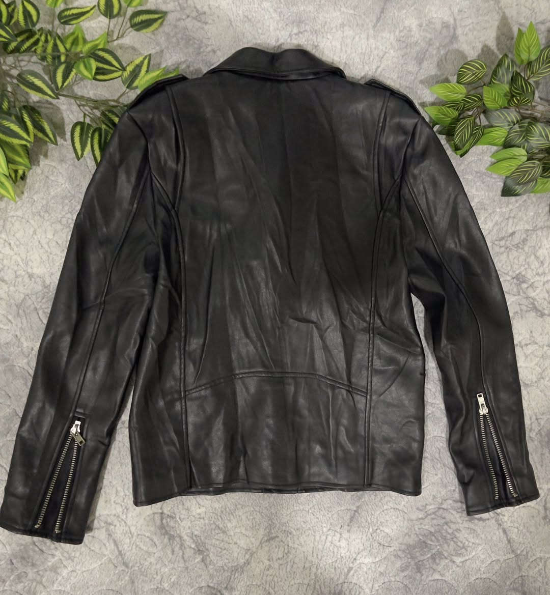 🔥جلد روعة اصلي  💯
🔹سعر ٢٥ شامل التوصيل

🔹قياس :M-L
🔹لون اسود فحمي روعة كما موضح بالصورة
نظافة 💯تكول ما ملبوس 

🔹توصيل موجود لكافة المحافظات


**إذا كنت صاحب هذا الإعلان وتريد حذفه لأي سبب، رجاءا أرسل رسالة إلى الدعم الفني**