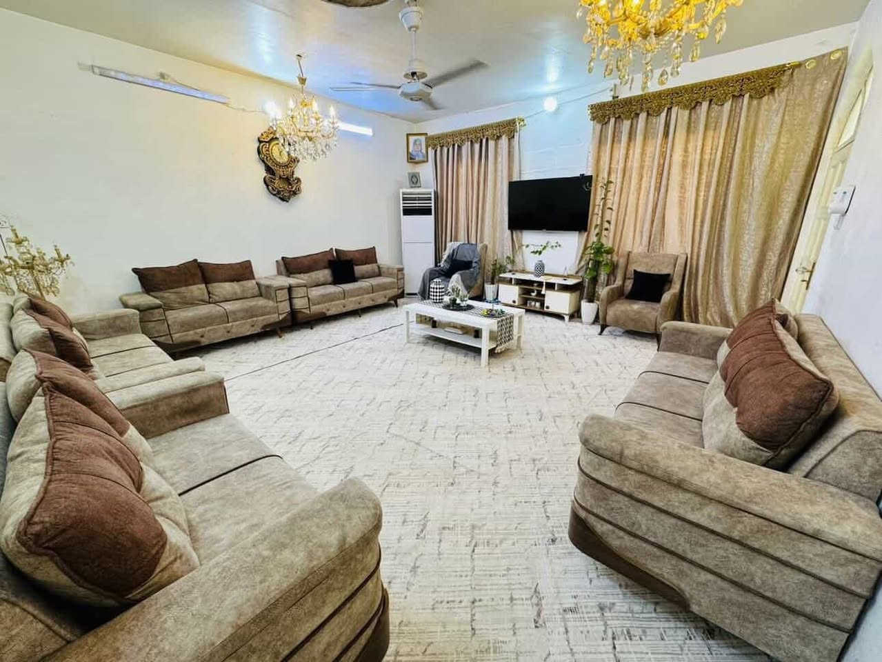 يالله السلام عليكم. بيت مساحة 110 ركن طابقين للبيع العنوان كربلاء حي الرمضان قرب جامع الامام الحسين.  سند 25  للاتصال ***********
