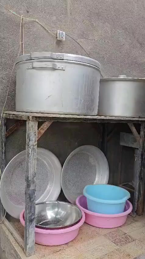 سلام عليكم كدور وزن ثقيل فافون اصلي وميز وجهه مرمر وبريمز 3 والبراد
(مطعم وكهوه )غراضها جدد استخدام 10 ايام فقط وسديناها بابل حلة 
 وشوفت عينكم غراض نضيفات واستخدام قليل
 ***********
