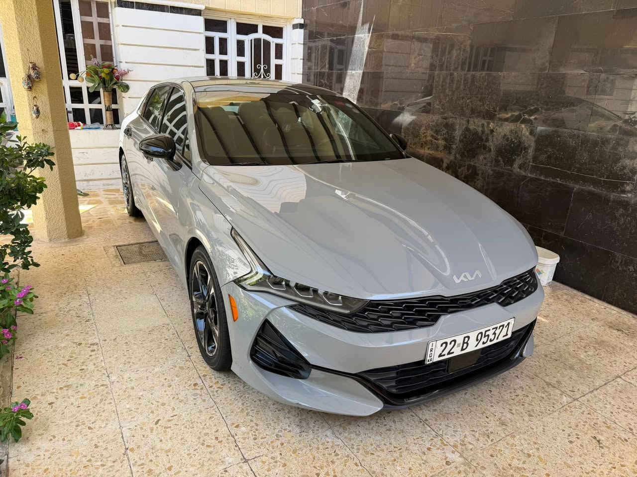 السلام عليكمk5 2022 فول موصفات
• المحرك: 1.6L تيربو

•الممشى (50ميل)

• نظام الدفع: “” (دفع “امامي  مستمر)

• السقف: بانوراما بالكامل

• الرادارات: رادارات عدد 5 (نظام أمان متكامل)

• تحديد مسار: رادار تحديد المسار مع خاصية الرجوع للمسار تلقائياً

• القيادة الذاتية: نظام اتباع المسار (LFA)

• مانع اصطدام: رادار أمامي وخلفي مع كبح تلقائي عند الطوارئ

• النقطة العمياء: تنبيه جانبي مع استشعار حركة المرور الخلفية

• الكاميرا: كاميرا خلفية دوارة عالية الدقة

• التشغيل: بصمة تشغيل + تشغيل عن بعد (عن طريق الريموت)

• الشاشة: شاشة كبيرة تدعم Apple CarPlay و Android Auto

• العدادات: شاشة رقمية (ديجيتال) لعرض معلومات القيادة

• الكراسي: جلد GT-Line رياضي (تطريز شعار الشركة)

• التحكم: كراسي كهرباء 

• المقود: ستيرن (مقود رياضي بشكل D-Cut)

• الشحن: شاحن وايرلس (Wireless Charging)

• الإضاءة: LED بالكامل مع نظام الإضاءة العالي التلقائي

• الويلات: رينجات GT-Line حجم 18 رياضية

• الوضعيات: مودات قيادة متعددة (Sport, Normal, Smart, Custom)

الضرر: فقط ربع الجنطة صبغ +جاملغ بارد  فقط 

العنوان بغداد السيدية 
 رقم الهاتف *********** 

 السعر (195)وبيها مجال 
 سيارة جداً جداً نظيفة ومانقصها ايشي  بدون شاصي بدون لغد بدون ايرباك داخل احمر
