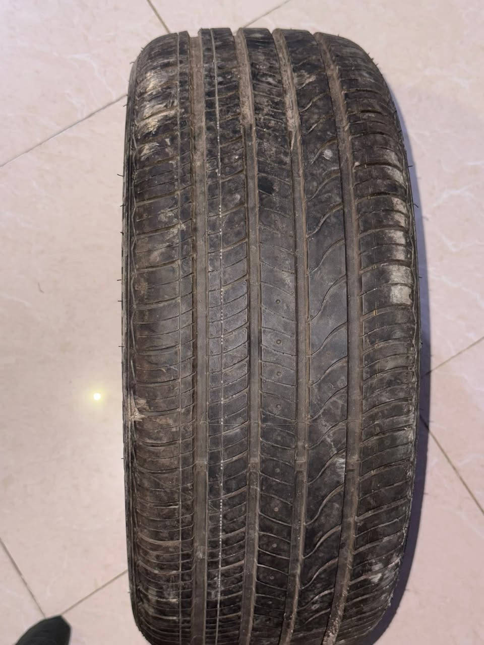 تاير شركة hilo حجم 235/45zr18
المكان السماوه قيمه واخذه جديد جديد حتى ما مشدود 
***********
