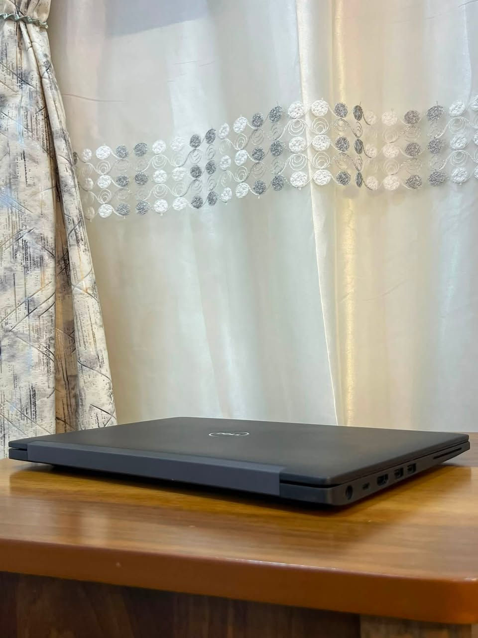 لابتوب DELL معالج i7 ورام 16 للبيع .
السعر : 285 الف وبي مجال جدا قليل .

اللابتوب مفول مواصفات
معالج i7 فدشي يتحمل شغل والعاب 
تصميم سلم ووزنه خفيف
 كيبورد ضوئي
اللابتوب جدا نضيف وادائة قوي وممتاز يفيد الي عنده دراسة او العاب متوسطة او غيرها من الاستعمالات .

المواصفات :
المعالج intel cori7
الجيل : الثامن (8TH)
كرت الشاشة : INTEL UHD GRAPHICS 8GB 
الشاشة : فول اچ دي (FHD) حجم 14.3 دقتها والالوان جدا واضحه وتشغل 4K بالمشاهدة .
الرام : 16GB نوع DDR4 فدشي راقي .
الذاكرة : 256GB ssd M.2 
كيبورد عربي انكليزي ليزري ضوئي .
كيبورد ميكانيكي ضوئي .
سماعات ستيريو .
كامرة امامية واضحه
بطارية اللابتوب ليثيوم تطول فوگ ال 4 ساعات ب الاستعمال المكثف .

المنافذ :
منفذ تايب سي
منافذ USB 
منفذ Hdmi
منفذ سماعات
منفذ LAN
وغيرهن بعد.

المميزات:
معالج i7 مو i5 يتحمل شغل كلش قوي
رامات 16 مو 8  
اللابتوب نضافته كلش حلوه ماصارلي فتره من ماخذه .
منصب عليه وندوز 11 برو مفعل مدى الحياة.
منصب عليه اوفس مفعل مدى الحياة .
كيبورد عربي انكليزي ليزري ضوئي.
كامرة امامية جدا واضحه.

الملحقات:
ملحقاته كلها موجودة واصليه
كيبل ثلاثي اصلي.
شاحنة اللابتوب الاصليه  .
جنطة لابتوب مرتبه هم بعدهي جديده غير مستخدمه .

منصب عليه وندوز 11 برو مفعل مدى الحياة وحزمه الاوفس كامله كذلك مفعلة مدى الحياة .

اللابتوب كلش نضيف ومواصفاته قويه ومحترمه وتصميمه كلش مرتب . ومابي أي نقص كيبورد سماعات انترنت شاشة كامرة كله شغال وممتاز وماب اي نقص من اي ناحية .
وكلشي بي بعده جديد ونضيف مثل ماموضح.

السعر : 285 الف وبي مجال جدا قليل .

مكاني النجف والي يريده توصيل هم موجود ان شاء الله .

*********** بي واتساب

(لابتوب للبيع النجف بغداد الانبار البصرة حاسبة محمولة منضدية دل dell pc laptops laptop computer )
