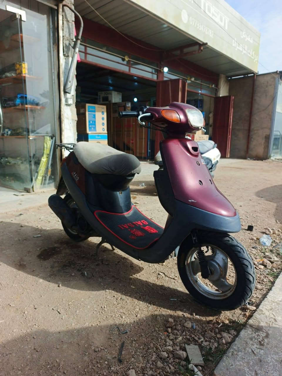 السلام عليكم البيع زنبوره بطه الدراجة جديده وكامله وكله شغاله مكينه كفاله مامفتوحه  الدراجة انضف من الصوره موديل 2003 الدراجة كله شغاله سلف شغال اشاير يمنه يسره كله شغاله بكلايت شغال اليت امامي شغال الدراجة كله بلادي شرط السعر 350 وبيه مجال بسيط الرقم *********** بيع ومراوس
