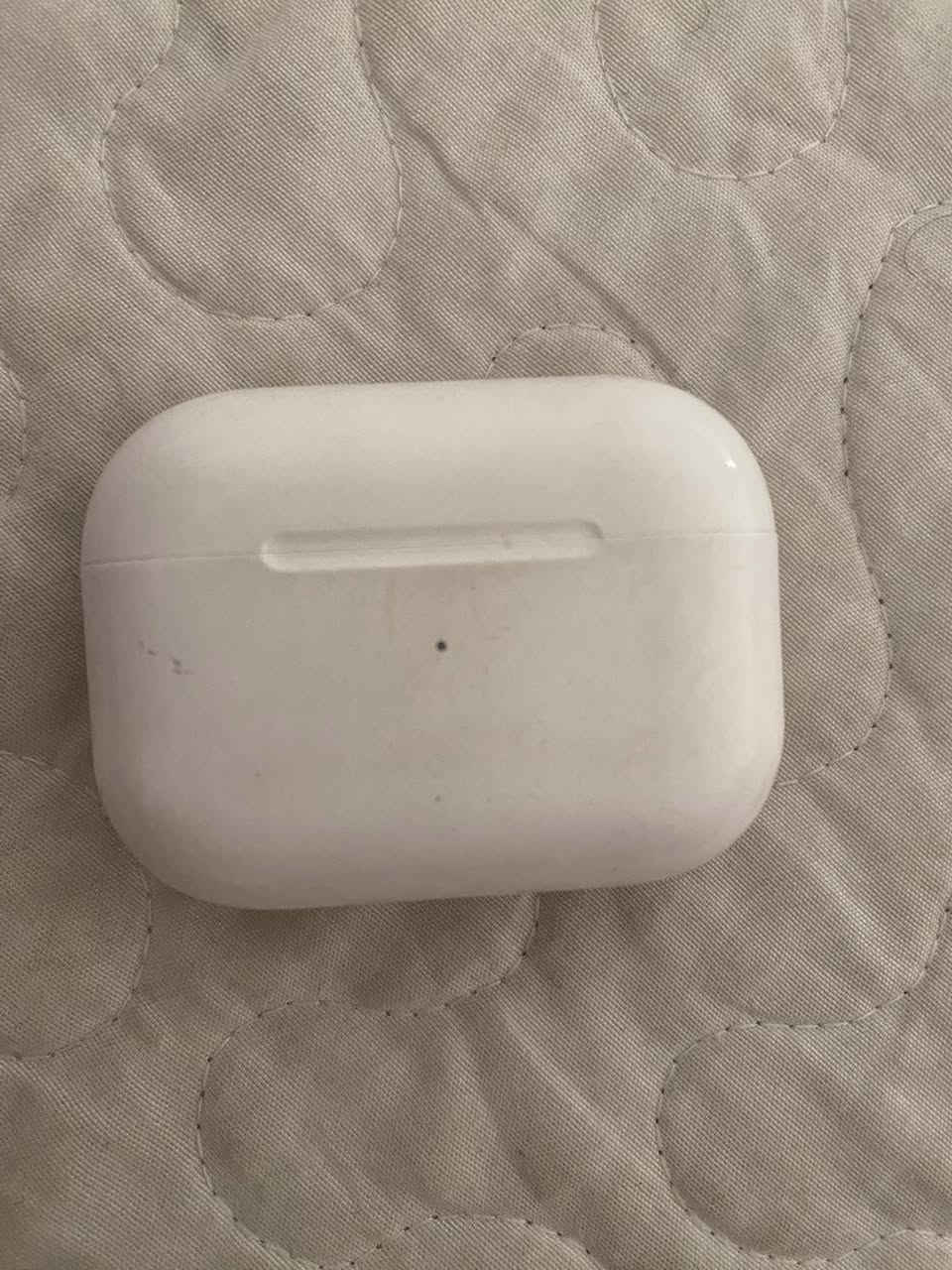 AirPods Pro 1 
ايربودز برو 

عزل ضوضاء بالسماعتين او تك واحد
ترانسبرنسي مود تسمع اي شيء من خلال المايكات
سبشل اوديو تتبع اتجاه الايفون
تدعم find me باحسابك
Live listening 
Background sound 

كارتونة موجودة وكافه الملحقات
سعر 150,000


**إذا كنت صاحب هذا الإعلان وتريد حذفه لأي سبب، رجاءا أرسل رسالة إلى الدعم الفني**