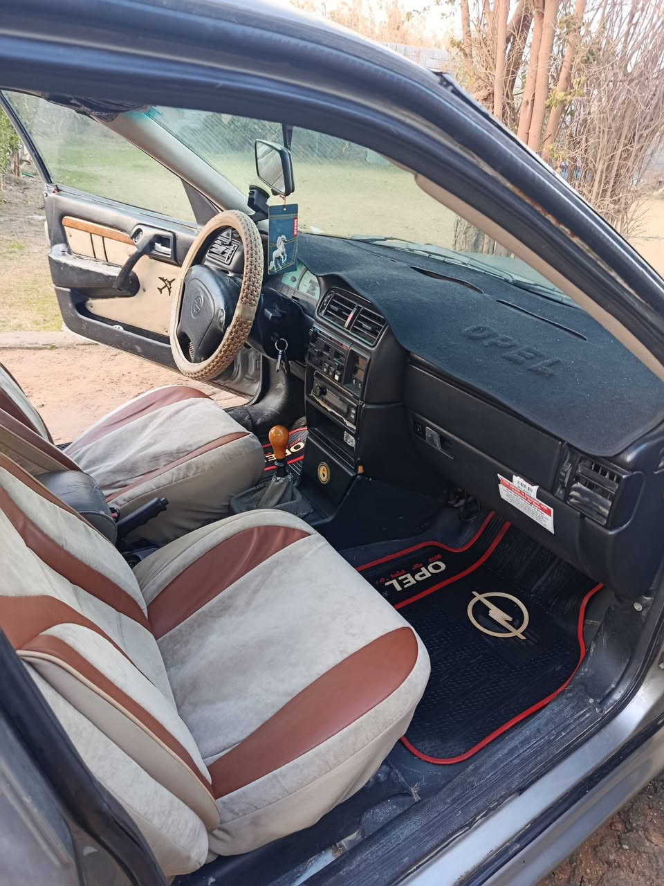 بسم لله، سياره فكترا موديل 95 محرك 2000، كير عادي  كهربائيّات كلها شغاله تخم تاير، تبريد جاهز سياره بلاديه اي صبغ مابيها مكفوله سنويه 2028 تحويل جاهز  السعر 41 وبيها مجال شي بسيط  ، سياره مال جناي، مكان رمادي جزيره الخالديه  . ***********
