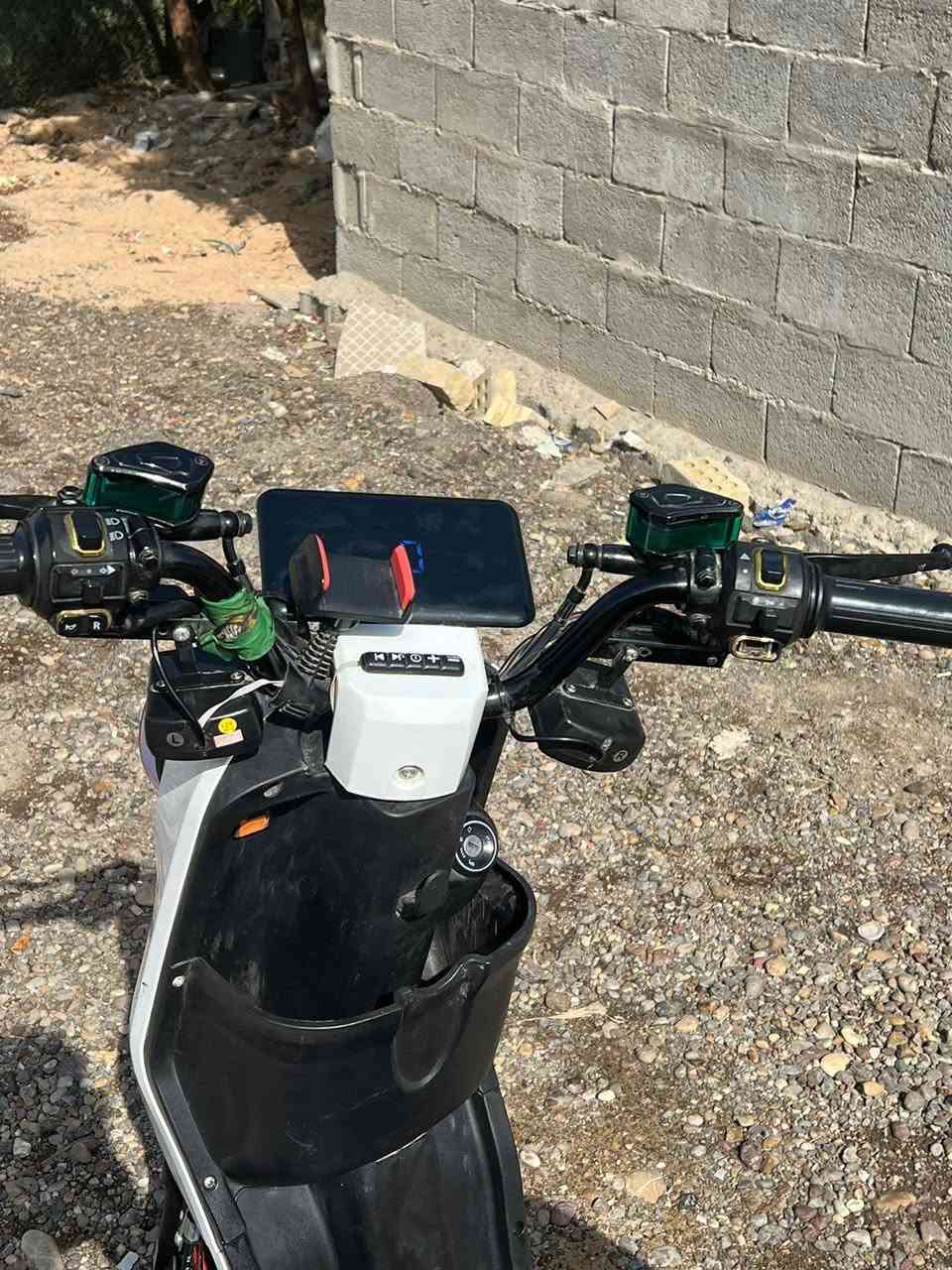 السلام عليكم عندي دراجه شحن R9 للبيع فول مواصفات موديل 2025 مكاني بغداد الدوره حي الصحه دراجه نوع ويلي 

المواصفات:
--بطاريه%100 ما مبدله مختومه ختم ويلي 
--شاشه رقميه مقياس (شحن - سرعه ـ امبير)
-- بيها سماعات نظام بلوتوث صوت عالي 
--ليتات LED قوي جداً 
--تجي بيها سله 
دراجه كامله وجديده مستعمله فقط 3اشهر 
للتواصل على الصفحه او على الرقم ***********
السعر 450 وبيها مجال بسيط
