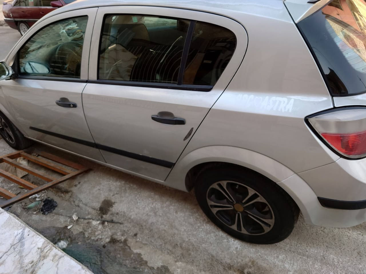 أوبل أسترا هاتش باك الماني موديل 2006
السيارة حلوة بدون صبغ بدون دعم 
مواصفاتها 
تحكم ستيرن شغال 
جامات الاماي كهرباء 
شاشة أندرويد كار بلي 
كامرة 
محرك ١٦ وكير عادي شرط المحرك دوش المرغوب 
تحكم لايتات شغال يعلي ونصي 
نضام الإشارة طكتين 
سستم سماعات أصلي مع تويترات مع دمام داخل الدشبول يعني الصوت جدا جميل 
الصندوق كهرباء 
تبريد السيارة فقط ربط وايرات يعني بيها غاز كامل ومنظومة جديدة
تدفئة شغالة تقسيمات البوابات شغالة الفان فول
قفل مركزي بلادي 
هندريك شغال ينرادلو عيار فقط 
السيارة شرط التحويل غرامات صفر رقمها أبو الفسفور يعني ما يكلف التحويل بعتبار رقم ألماني 
هاي كل التفاصيل اقراها زين اتصل أو أرسلني و بالخدمة 
سعر السيارة علق أي شي يصلك السعر على الخاص مو احتكار للسعر لكن المنشور بدون تعاليق يندفن وماليا واهس انشر مرة ثانية وتحياتي للجميع ***********
*********** بي واتس آب
