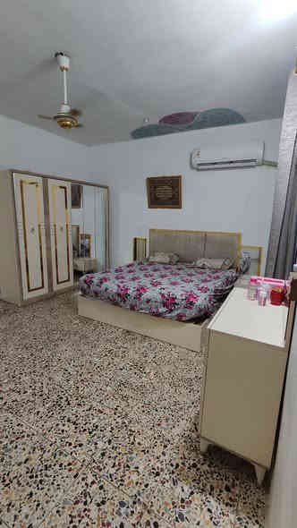 السلام عليكم من رخصة مدير الكروب المحترم بيت للبيع في بوب الشام منطقة ضيفان قرب القوس  زراعي 117 مساحه 150م خدمات كامله البيت على الشارع الرئيسي يحتوي على غرفتين نوم وصاله ومطبخ وصحيات وستقبال ومخزن بلصطح للاتصال على الرق***********
