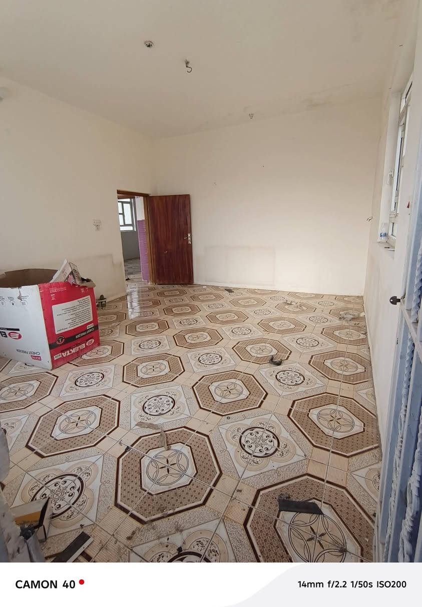 السلام عليكم ورحمه الله وبركاتو شقه لليجار في منطقة حي الشهداء الثاني في شارع المدارس الشقه متكونه من غرفتين وبراني وهول ومطبخ وحمام للستفسار الاتصال على‏‪‏‪***********‬‏
