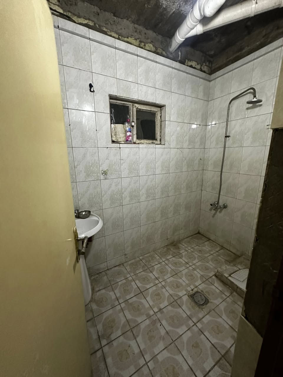 #للايجار____في____السيدية 

شقة طابق اول فوق الارضي 

تحتوي على ثلاث غرف نوم وصالة ومطبخ وخدمات 

قيمة الاجار:600 الف 

للاستفسار:***********

او زيارة مكتب الفهد الهندسي للمقاولات العامة/شارع جامع الاقصى مقابل مكتبة الحكم سنتر
