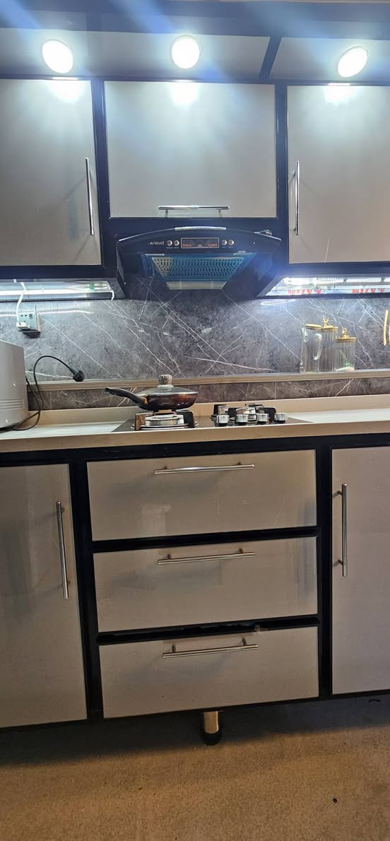 السلام عليكم
كاونتر المنيوم + طباخ + مرشحه قبل شهر ونص اشتريتهن واستعمال كلش قليل جديدات بعدهن تجي بعينك وتشوف نضافتهن مكاني بغداد الدورة 
للاستفسار اكثر على الخاص او الاتصال على الرقم 
*********** متواجد واتس ايضا
