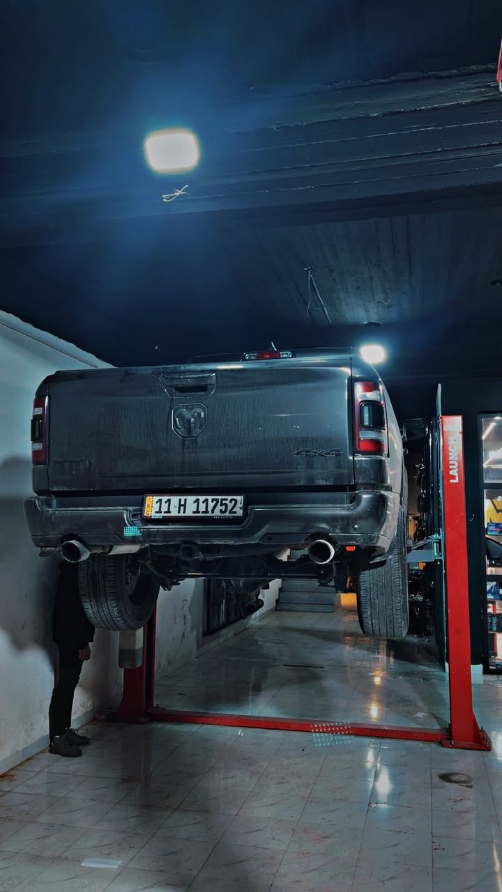 السلام عليكم
سيارة دوج رام موديل 2022 
فئة السيارة سبورت بلاك ادشن
ماشية( 73 الف كيلو )
مواصفات السيارة فول عدى فتحه 
كشنات جلد تدفئة تبريد كشنات وستيرن تدفئة شاشه تيسلا (اكبر شاشه) منافذ كهرباء USB + TYPE C 
سستم صوت هارمن كاردن 
السيارة مغلفة PPF من دبي مركز بلاك دايموند
دوسات بانزين وبريك كهرباء تحكم بلارتفاع + مرايات كهرباء + حساسات ورادارات امامية خلفية 
توقف ذاتي 
السيارة كلييين تايتل من الدعاميه للدعامية كفالة عامه من اي شي السيارة باب طويل بدي قصير + فور ويل + هيمي المرغوب 
نظام فصلة 4 سلندر تقليل صرفية البانزين
حبايب سعر السيارة 37500 قفل السيارة شرط تفحص وين متريد سونار ورقم الشاصي موجود ادزه الك
***********
