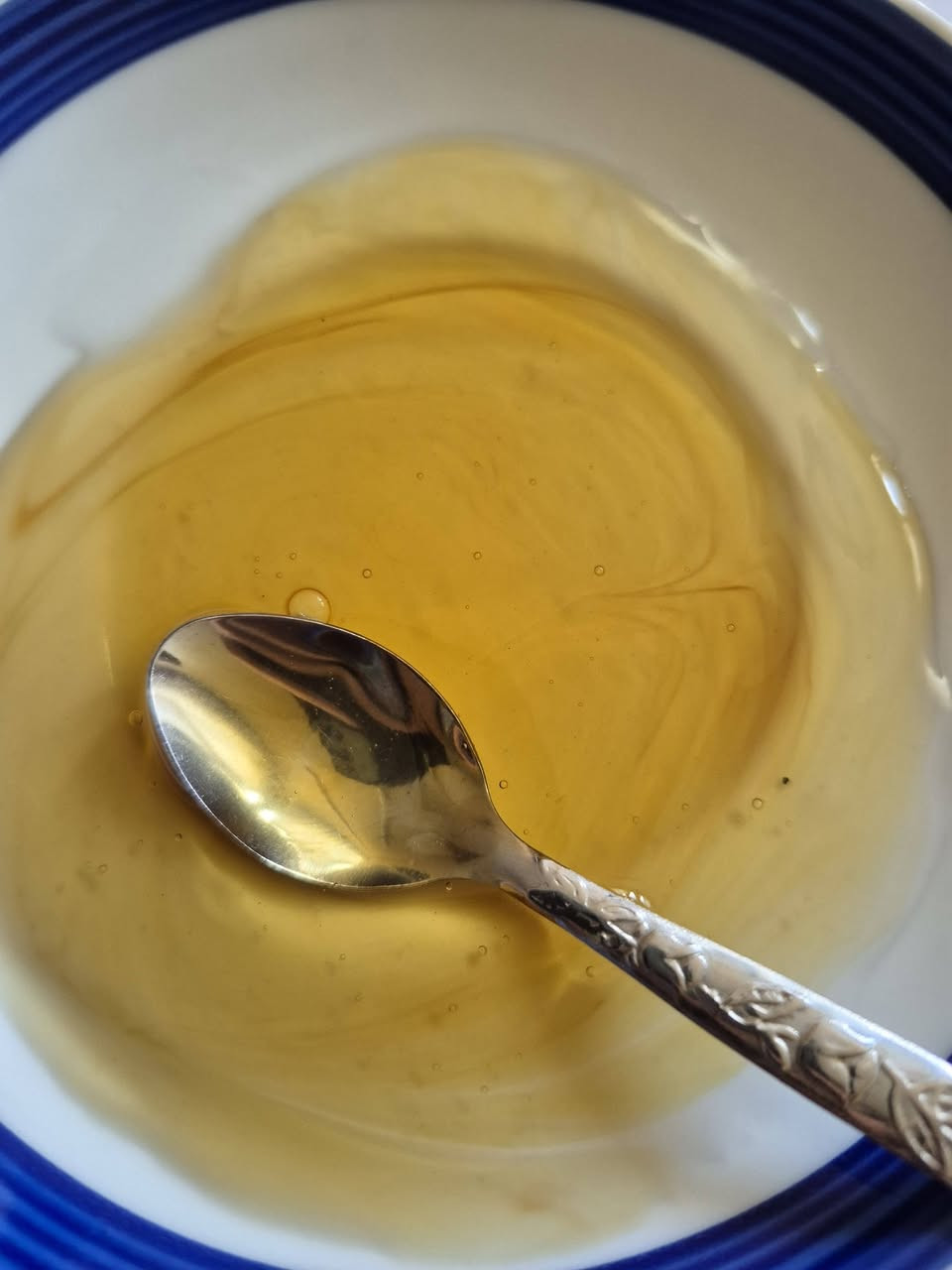 خلي احجيلكم تجربتي الشخصيه ويه هذا شامبو الشيب 
اني اكره صبغ الشعر الأسود الي من بعيد يبين ذاك وينه مصبوغ اسود فاحم اليكول عبالك صبغ احذيه تكرمون ردت شي طبيعي وبنفس الوقت مايأذي الشعر جبت من هذا كتجربه شخصيه  اليه موللكوزمتك  طبعا الكارتونه بيها علبه شامبو وعلبه بروتين للشعر 
ثنيهن تخلطيهن سوة بمقادير متساويه وتستعمليهن بحيث من تكملين ولاعبالك صابغه لاشعر يخشب ولاييبس الشعر لان وياه بروتين مغذي والشغله الثانيه الحلوة ميبقه هواي يعني ربع ساعه ودخلي غسلي وتلكين نتيجه سواد طبيعي يجنننننن سعر العلبه ب١٠ والعلبه بيها شامبو والبروتين سوة
اكثر وحده تتفاعل تفوز كل خميس وحده تفوز


**إذا كنت صاحب هذا الإعلان وتريد حذفه لأي سبب، رجاءا أرسل رسالة إلى الدعم الفني**