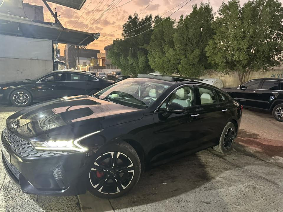 كيا كي فايف 2023 خليجي لون اسود وكالة شركة كيا نم ماشيه 34 فول مواصفات مكينه 2000 السياره باسمي تحويل مباشر 
مكفول من الصبغ فقط جاملغ امامي ايمن مقدار 3 اصابع بارد 
بانوراما 
لد امامي خلفي 
تبريد مناخي منفصل 
كشنات تدفىه 
كرسي كهرباء 
كشنات جلد ابيضو اسود بلادي 
يدات نيكل 
تبريد خلفي 
تبريد السياره خزن ميموري لمس 
انارة داخليه لمس 
تحكم ستيرن فول 
هندبريك كهرباء ( بصمه )
بصمة تشغل عن بعد 
اوتو هولد 
نظام فيو 
5 وظعيات قياده 
كير AT
لايت 4 عدسات 
بلاجكتور LED
صندوك ذكي يفتح عند التقرب 
السعر 215$$  بيه مجال بسيط 
موقعي اليرموك نفق الشرطه 
***********
***********
السياره على وظع وكاله
