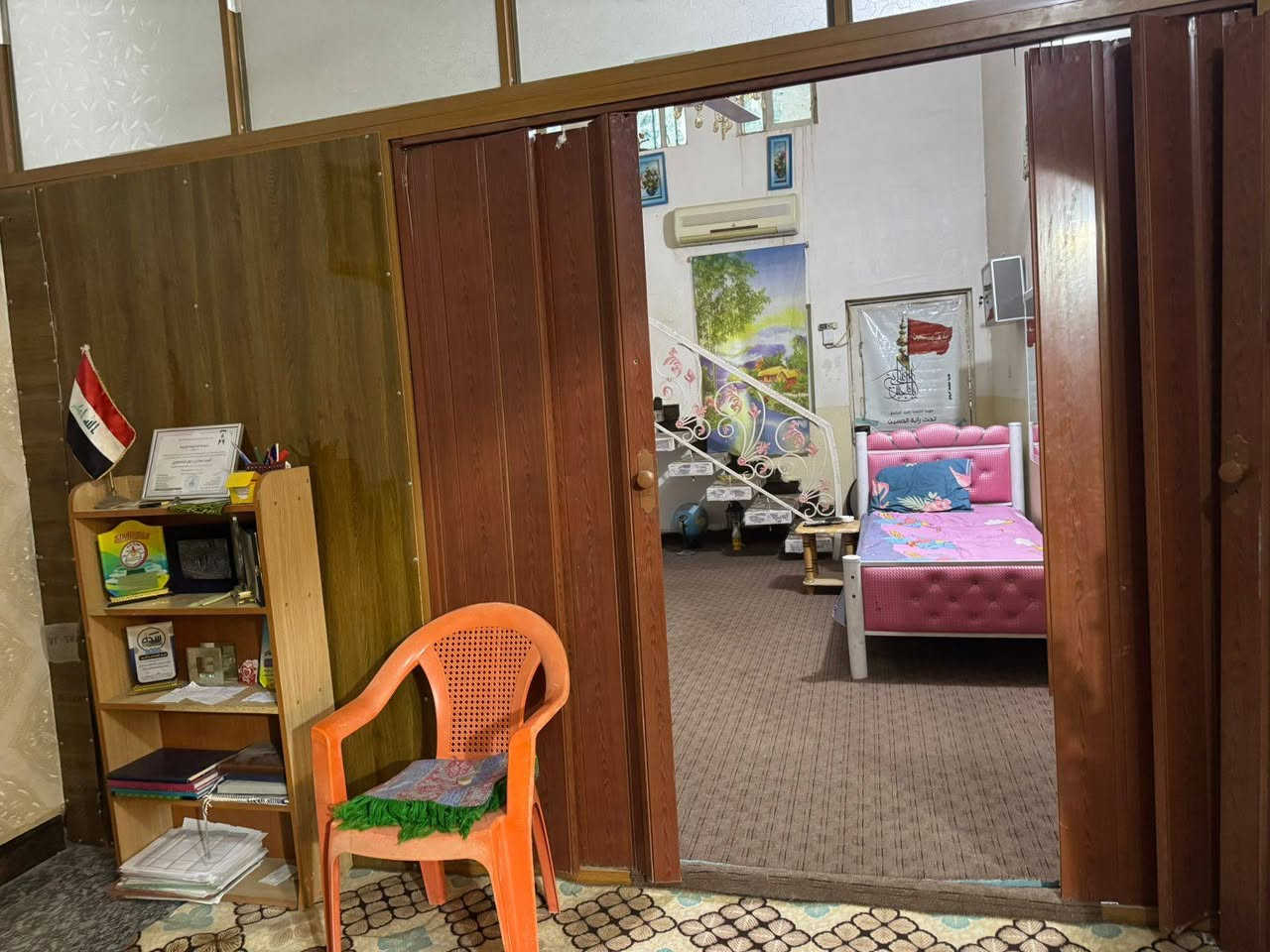 ياالله
السلام عليكم
يعلن مكتب الخبير للعقارات
وجود دار زراعي للبيع مساحه 325م طابقين

الموقع //حي المصطفئ شارع المطحنه
ع التبليط ركن مكان مميز وكلش حلو وهدوء

مكوناته //استقبال كبير  ومطبخ وصاله وغرفه نوم ومجمع صحيات داخليه وخارجيه وحديقه وكراج سياره امامي وخلفي ومنور داير البيت
الطابق الثاني //غرفتين نوم وصاله وصحيات

السعررررر //170مليون وبي مجال بصيط
للاستفسار الاتصال ***********
