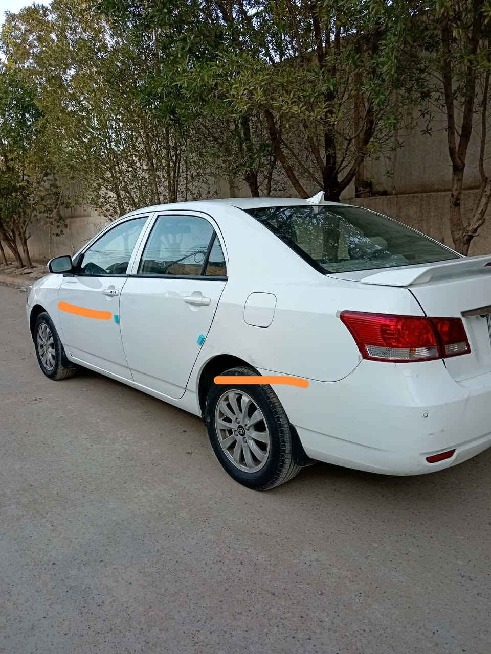 السلام عليكم بي واي دي جي ثري مديل ٢٠١٣ سياره حلوه وخير من الله بيها بارد باب السايق كلش بسيط  ااضافه تلحيظات بسيطه بالباب الخلفي بدون اي ضربه وصبغ تخم تاير جديد  اوتوماتيك ماشيه ١٧٠ للاستفسار الاتصال على الرقم *********** السعر ٦٠
