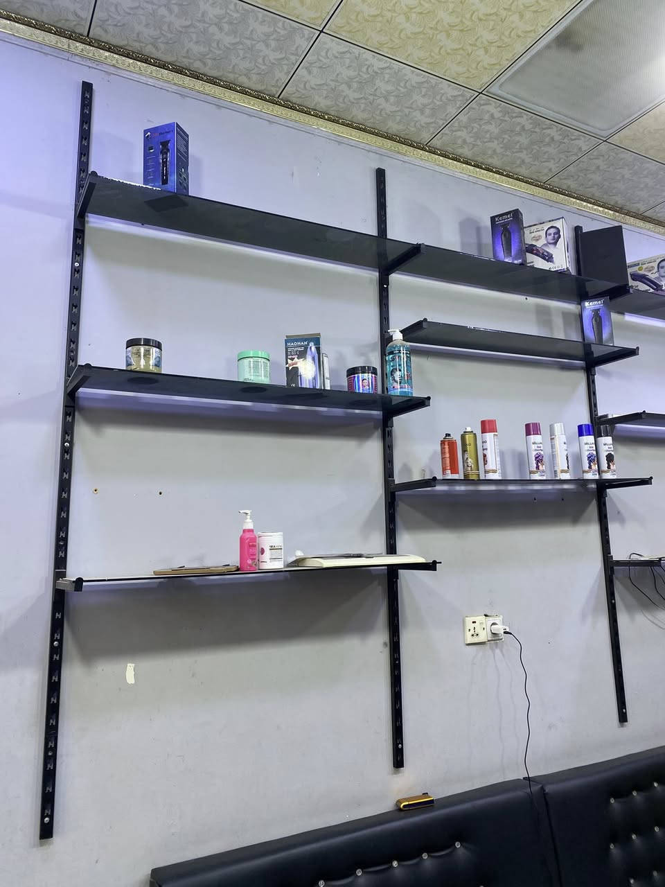 رفوف محل 4 ريوزه كل ريز 3 خانات
 معى جام 5 ملم مضلل اسود درجه اوله للبيع 
السعر 150 الف وبي مجال ***********
