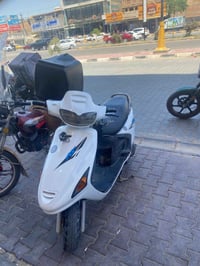 دراجه فراشه  فحل للبيع لون ابيض  الدراجه ما عايزه شي تجي وتفحص كدام ال...