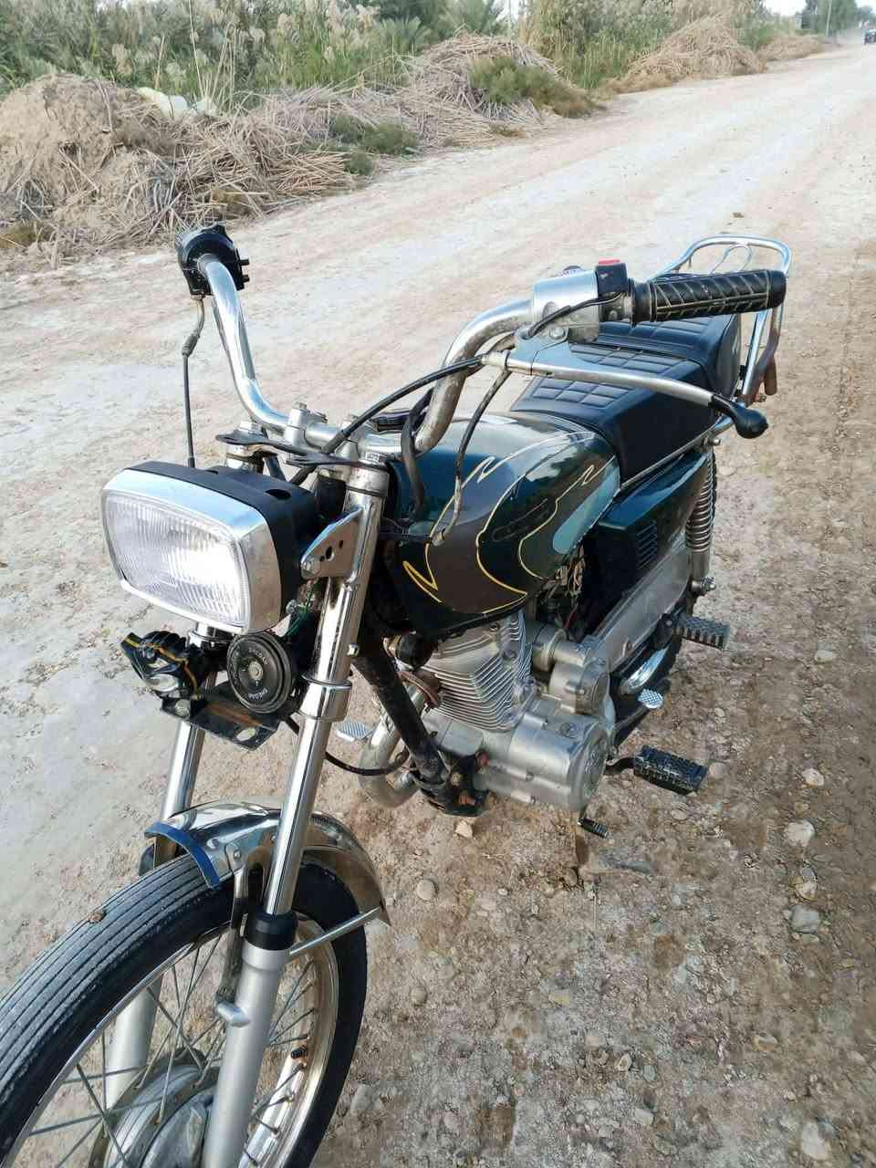 للبيع دراجة خمسة كير 
هوندا ياباني 
شاصي ومكينة 2010
تعمير جديد
الدراجة من زمان عندي رقم اسود و ما اندل راعيها

550 وبيها مجال للشراي 
كوت حي الحكيم الثانية 
قرب سيطرة العمارة 
للاستفار ***********
