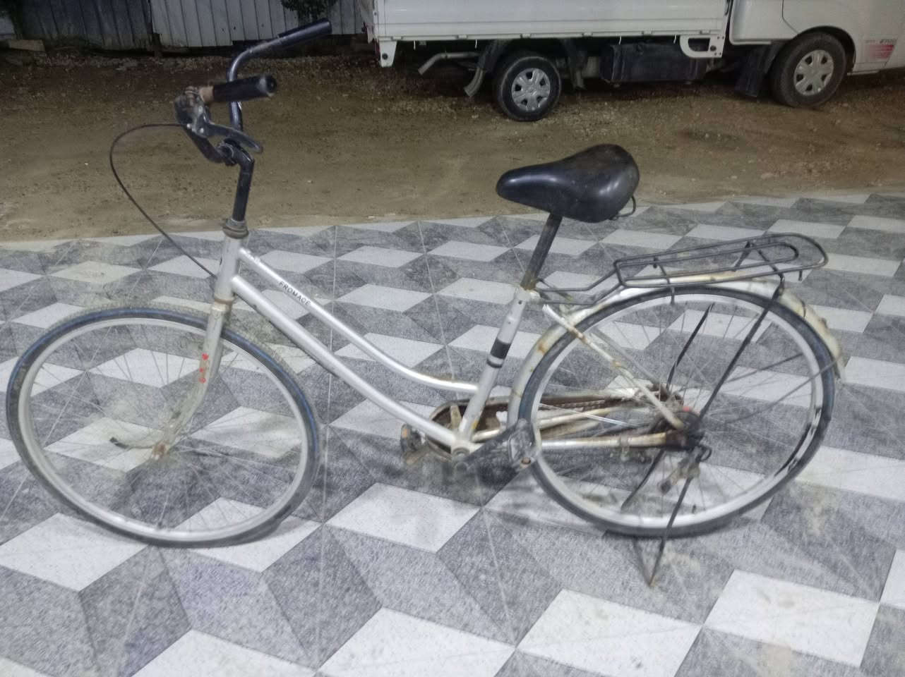 بايسكل بطه للبيع حجم 26 نضيف سعر 50الف بيه مجال للشراي اليحب خاص او يتصل *********** بيه واتساب حله شارع 100 طريق شريفه الجديد
