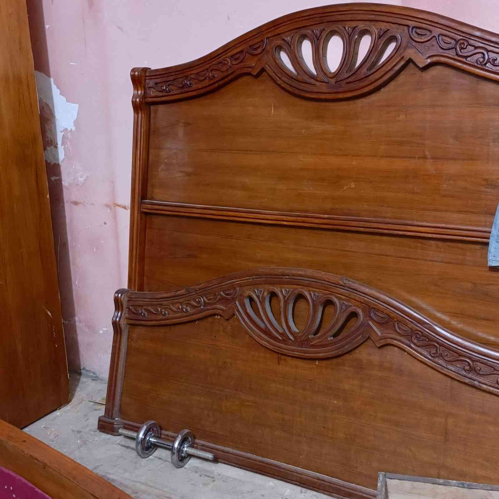 سرير نفرين زان شغل درجه اولى مع كومديات السعر 150.
سرير نفرين زان السعر 110.. 
كنتور بابين ملحق السعر 125.
حي المعلمين. ***********....
.............
