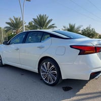 للبيع التيما لون أبيض موديل 2025 فئة SL أعلى فئة  دخول جديد  فور ويل و...