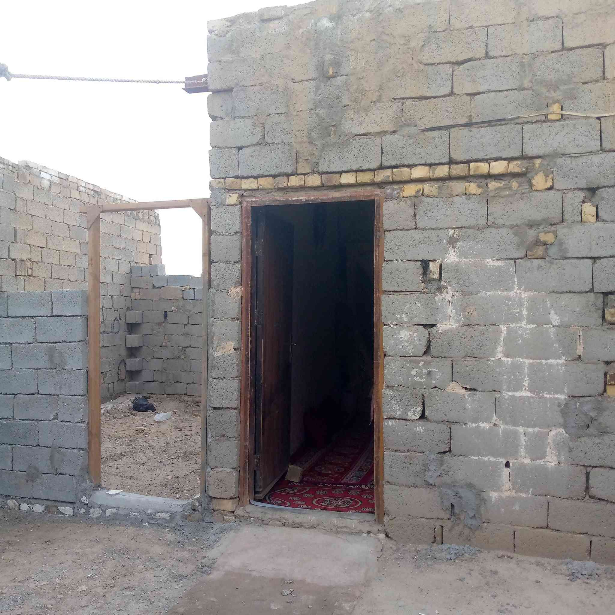 دار للبيع
مساحة 180م منطقة مجاور للأمام العباس بن الكاظم (ع)
مناسب جداً تتكون من غرفتين نوم وصاله وديوانيه ومطبخ وصحيات داخلي وخارجي وشارع عريض كهرباء وماء البتلو طابوق 
المبني منه نصف //غرفه نوم جاهزه ومطبخ وصحيات 
المكان شارع ال كشيش فرع مولدة علي البيگ
السعر 20 مليون وبي مجال
الهاتف ***********
مكلف بالنشر
