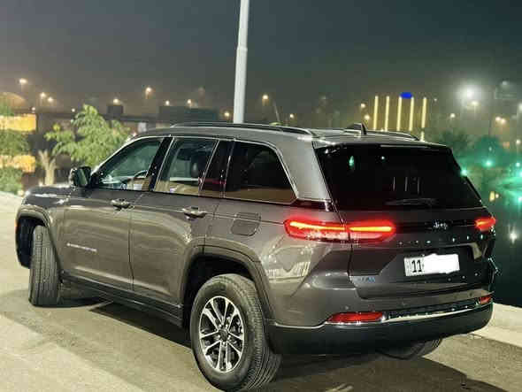 جيب كراند 2024 4xe
السلام عليكم 

للبيع جيب كراند شيروكي 4xe  موديل ٢٠٢٤

السعر 258$
هاتف/***********

بيها جاملغ وباب صبغ باقي مكفول
 بجم مكفول شاصي لغد مكفول

ماشيه 18 الف  
مواصفات:
3 شاشات تدعم اللغة العربية 
5 انظمة قيادة
بنوراما 
جلد
مقاعد اماميه كهرباء ومقعد السائق خزن
تدفئة كشنات امامية وخلفية
 تدفئة ستيرن
بصمه تشغيل وابواب
4WD
تشغيل عن بعد
رادار تحديد مسار 
نقطة عمياء
حساسات خلفية 
كامرة خلفية
دمام خلفي
صندوك كهرباء
٣ انظمة تشغيل للمحرك ( كهرباء - بانزين - هايبرد )

يعني اذا مشاويرك داخل بغداد راح تنسى البانزيخانه
