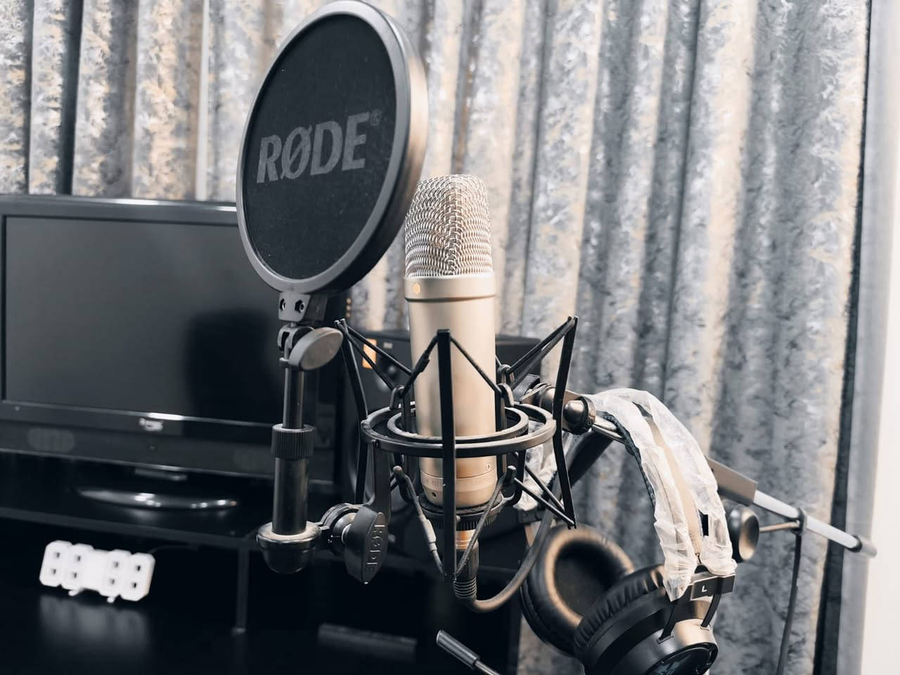 1-السبيكرات ام اوديو حجم 8 انج
2-كارت الصوت  ڤولت 2 من شركة uad 
3-المايك  رود nt1a الاصلي   
4-المدي ام اوديو 4 اوكتاف
  
5-الحاسبة مواصفات عالي وخاصة بتسجيل والتوزيع وبيها مكاتب وفلاتر احترافية 
6-استاند المايك   
7-الماوس بلوتوث والكيبورد بلوتوث والشاشة واليوبي اس  وموصلات السبيكرات كلهن 
8-الميز والكرسي 

9-مواصفات الحاسبة
i5 9400f 
Ram 16 2×8
Gtx 1660 super 
Ssd 1 t m.2
*********** للتواصل
