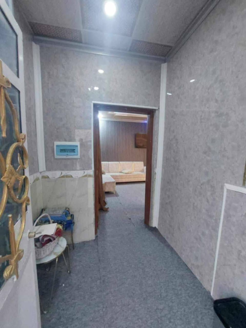 سلام عليكم 
دار للبيع المساحة 200 م قطاع 23 حي ميسان شارع 12 متر قرب شارع الجامع 
الدار طابقين مسلح كونكريت 
الطابق الأول غرفة واستقبال وصاله ومطبخ وحديقة وحمامات خارجية وداخلية وكراج سيارة 
الطابق الثاني اربع غرف نوم وصالة 
السعر 200 مليون دينار 
 ملاحضه البيت مامصور كامل اكو بعد غرف *********** ابو رياض
