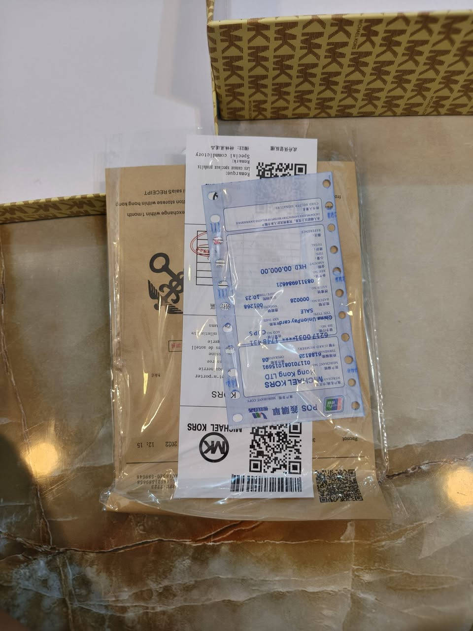 السلام عليكم 

للبيع 📦 

حقيبة نسائية من ماركة Michael Kors 

من طراز Mirella الصغيرة، 

وتتميز بنقش شعار العلامة التجارية باللون الأبيض على خلفية بنية.
@
تتكون الحقيبة من جلد محبب ومتين.

تأتي مع مقابض علوية بيضاء وحزام كتف قابل للفصل.عادةً ما تتضمن جيوبًا داخلية للتنظيم ومبطنة بالكامل.


**إذا كنت صاحب هذا الإعلان وتريد حذفه لأي سبب، رجاءا أرسل رسالة إلى الدعم الفني**