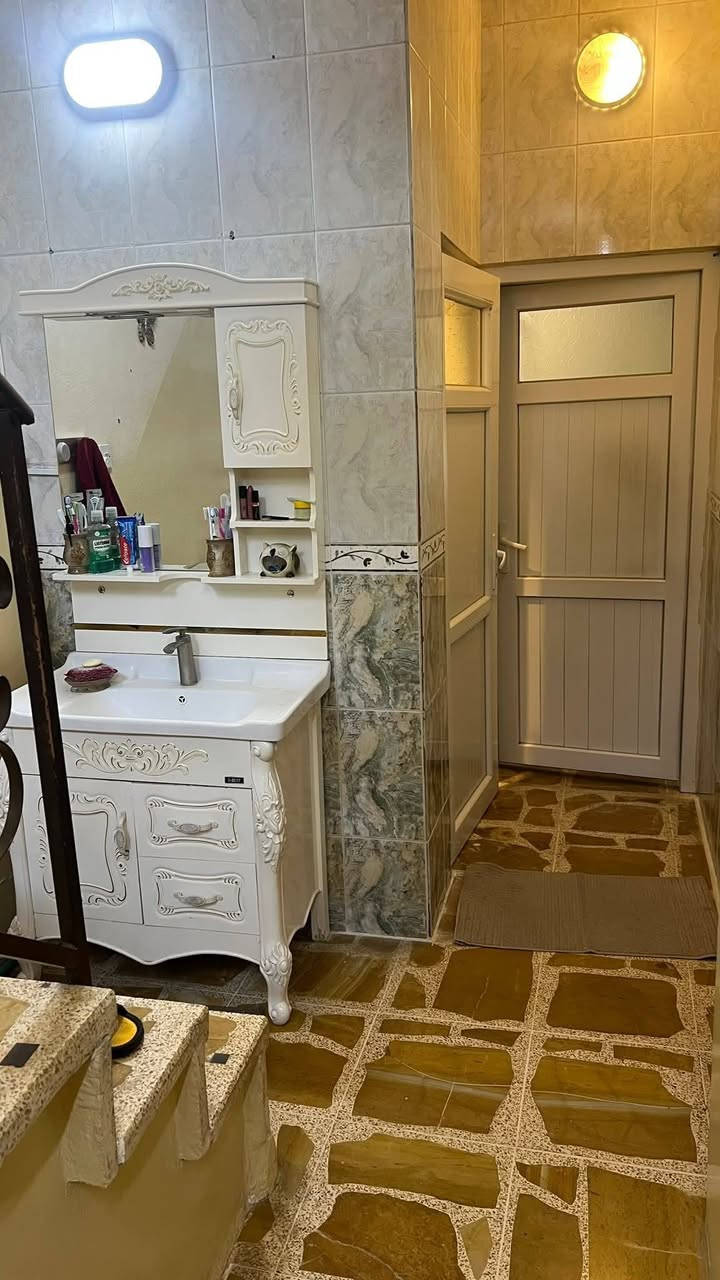 للأيجار الدار طابقين (المساحة120م)

حي الحدباء قرب صيدلية الفيصل

الطابق الأرضي غرفة نوم وهول واستقبال  ومطبخ  وصحيات وكراج 

الطابق الثاني غرفتين نوم وصحيات وبيتونة وسطح 

للأستفسار مراجعة مكتب الوطن للتجارة العقارات 
الموصل حي البلديات من جهة السكر قرب مول سانكو 

او اتصال بالأرقام التالية 
كورك ***********
آسيا ***********
