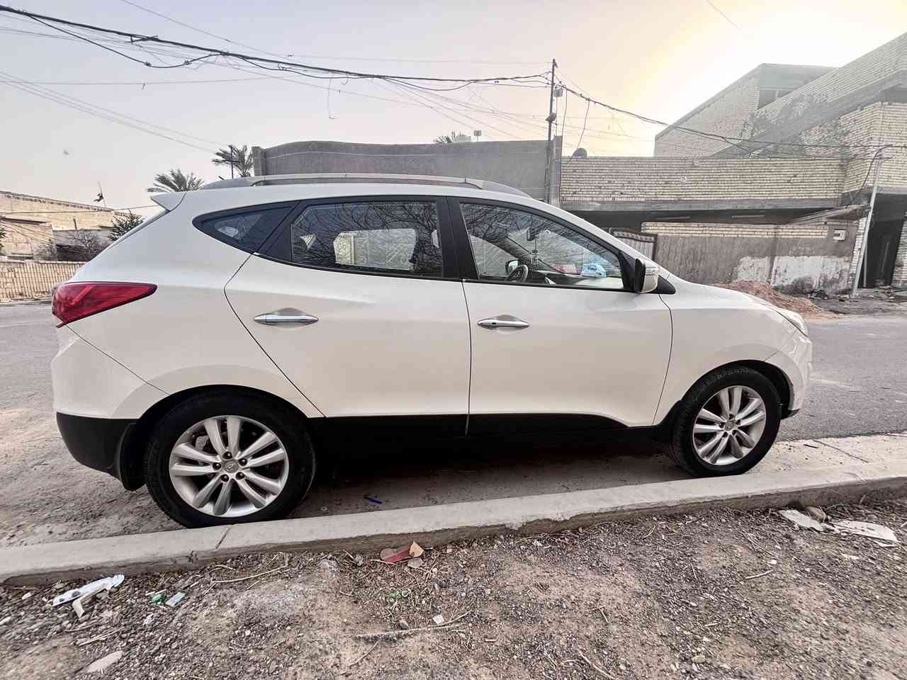 هونداي توسان 2010
محرك 2400 
فول مواصفات LIMITED
فور ويل 4WD
بصمه بانوراما مري شفط 
السعر 132
مكانهة بغداد
رقم التواصل ***********
