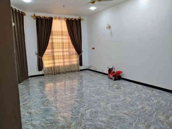 سلام عليكم للبيع زراعي مشمول بالتطويب مرقم كوت حي الخضراء مقابل المعارض البيع المباشر المساحة 250 متر طابق واحد غرفتين نوم واسقبال وصاله ومطبخ وصحيات داخليه وخارجية ومناور عدد 2 وكراج وحديقه بناء درجه اولى للاستفسار ***********
