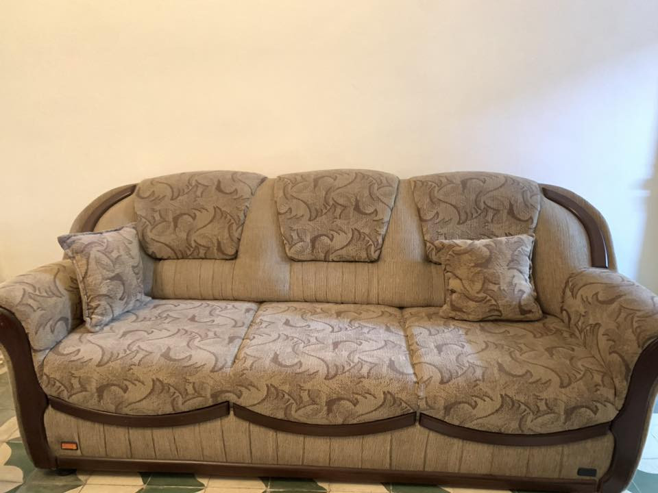 للبيع .طخم كنبات يحتوي على كنبات كبيرا عدد 2   وكنبات صغار 4 للتواصل الاتصال على هذا الرقم ***********
