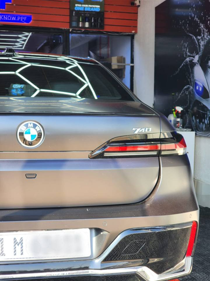 بي ام دبليو 2023 / الكرستالة 
BMW 740i 2023 – M Package

السعر  6500 $ / ٦ شدات ونص 

وارد أمريكي حادث دعاميات فقط ومبدلات جدد وكالة 
بدون أي ضرر ولا أي صبغ أو تعديل مكفولة ما عدا الدعاميات
رقم بغداد 

 المواصفات 
اللون أسود مات ( مميز) 
مغلفة PPF
• محرك 3.0 تيربو – 6 سلندر
• كت M Sport كامل
• جنط M 21
• ليزر لايت
• سقف بانوراما
• كاميرات 360
• أبواب شفط
• دخول وتشغيل ذكي
 الداخلية:
• شاشات iDrive
• كراسي جلد كهربائية تبريد + تسخين
• إضاءة داخلية Ambient
• ستائر كهربائية
• صوت Harman Kardon
• تشغيل عن بعد
• ايبادات خلفية في الابواب 
. تخم تايرات جديد 

رادار – نقطة عمياء – مانع تصادم – تثبيت سرعة ذكي – بارك أوت – قراءة لوحات
‪
***********
‬‏‏‪ بغداد, العراق
