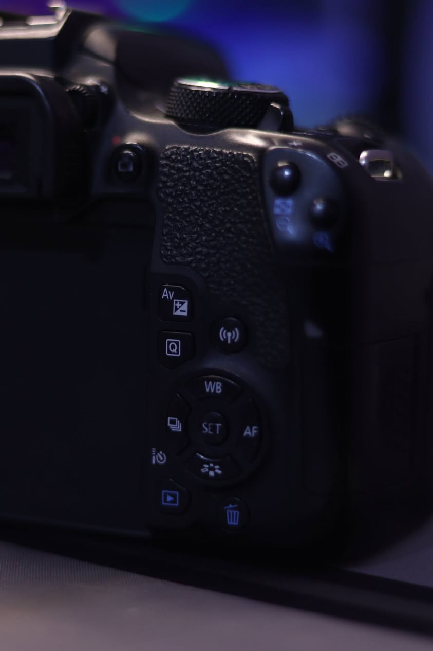 للبيع / canon 800d
🔹 المواصفات الرئيسية:
• المستشعر: CMOS APS-C بدقة عالية
• الدقة: حتى 24.2 ميجا بكسل
• ISO: من 100 حتى 25600 (قابل للتوسيع)
• فيديو: Full HD بدقة 1080p
• شاشة: شاشة لمس قابلة للإمالة
***********
• واي فاي + بلوتوث: للاتصال ونقل الصور
📦 الملحقات المتوفرة كاملة:
✔️ عدسة أصلية 
✔️ بطاريتان + شاحن
✔️ رام (32)
✔️ حزام رقبة

السعر / 550 الف دينار عراقي
