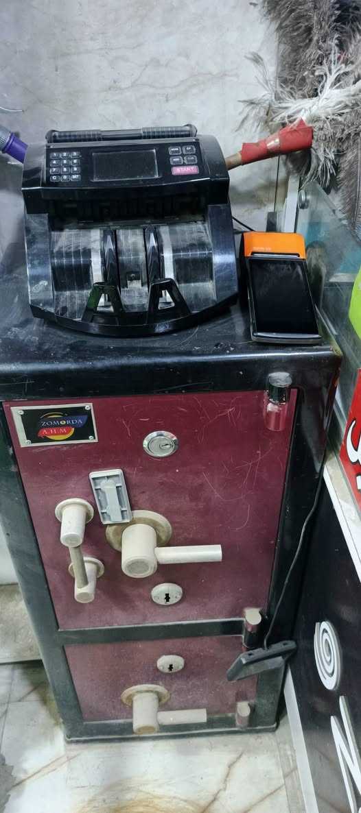 للبيع قاصه وجهاز عد فلوس وجهاز رصيد
***********
