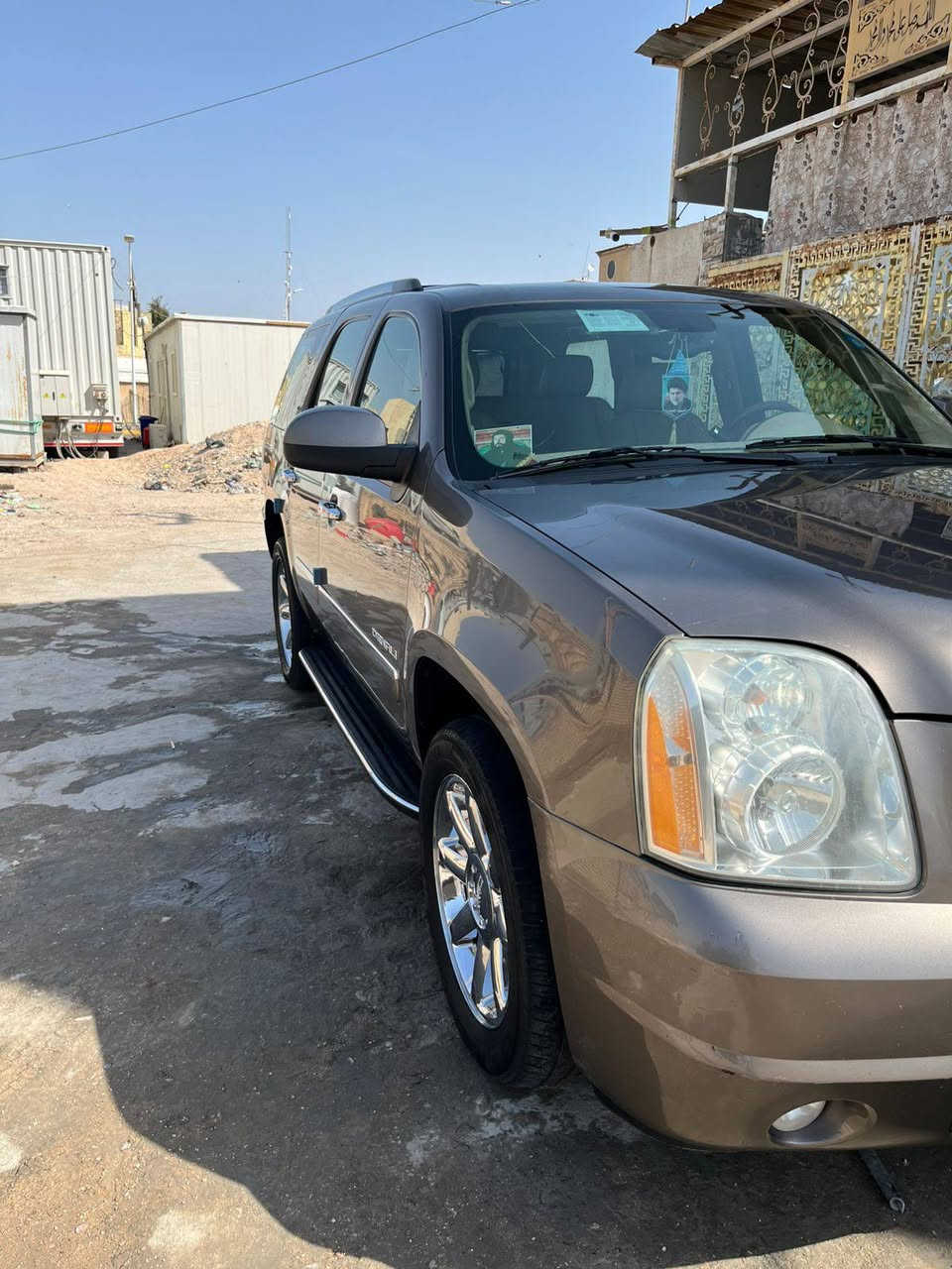 السلام عليكم من رخصته الادمن يوكن مديل 2012    رقم بغداد معاملتهه كامله مال رقم انكليزي صاعده هزه بسمي يعني انه احولك مباشر لون مميز السيارة  فول مواصفات  فتحه  تنده  شاشتين شاشه اماميه وشاشه خلفيه  بعد بيهه هواي مواصفات ومعروفه الفول تخم تاير جديد كفاله عام من كلشي حت الدعاميات مكفوله السيارة مال بيت استخدام شخصي ماتصرف عليهه ربع دينار السعر المطلوب 240 وبيهه مجال بصيط حك الجيه وانه بلخدمه مامتواجد على النت انه مكلف بنشر هاذ رقم راعيه ***********
