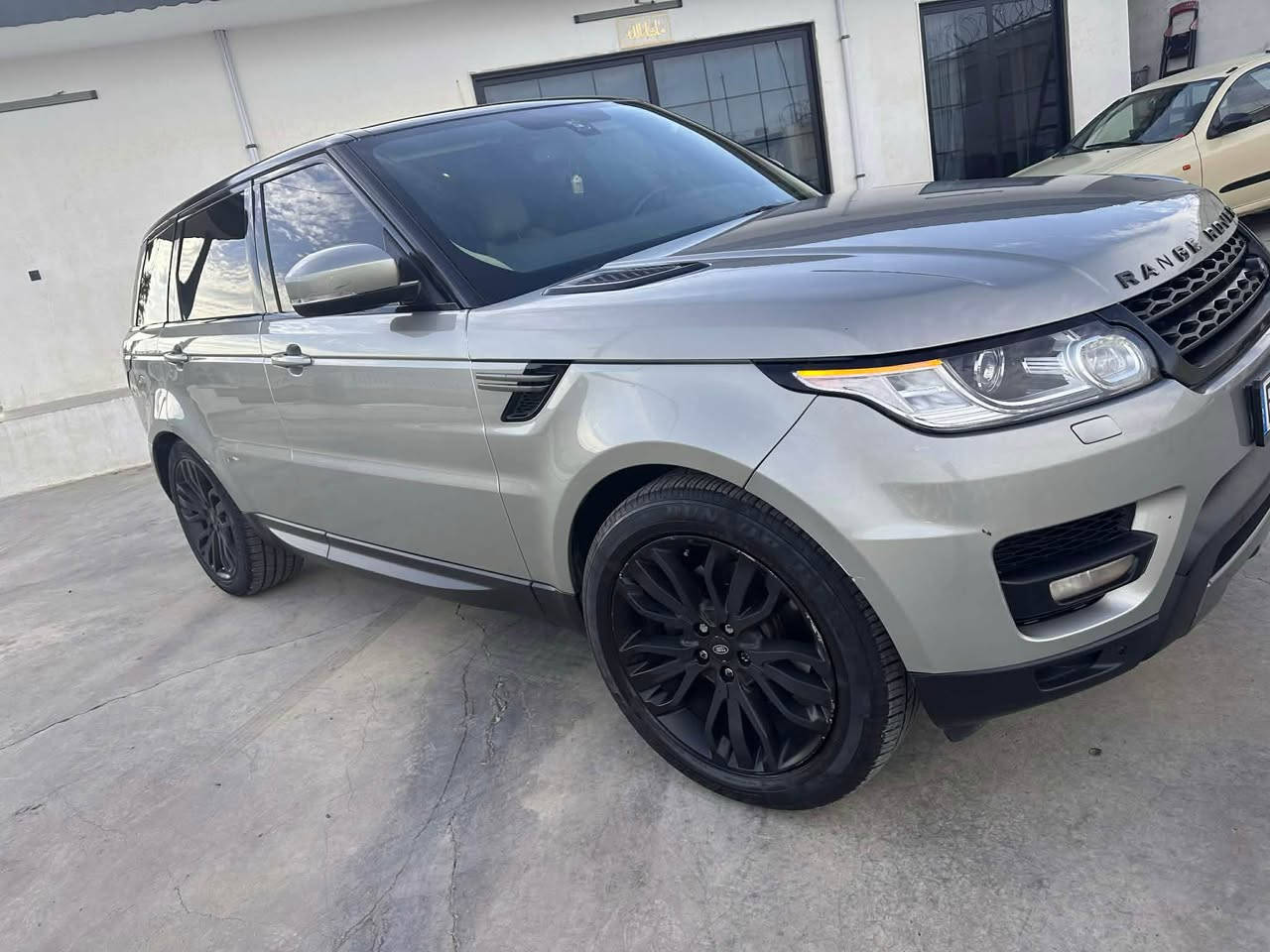 Range Rover sport
رەقەم ئەوروپی مەنەفێست و پاکانەی لەگەلە 
مۆدیل ٢٠١٥
فول فول مواسەفات بەس پانۆراما نیە 
مەکینە ٦ پستن بەنزین زۆر کەم بەنزینە 
٢ پارچەی ئەوروپای هەیە لەگەل بستەک سەقفی 
سەیارەیەکی زۆر پاک و جوانە و گێر و مەکینە و کارەبایەتی هەمو گیانە بەشەرت
نرخی خوار هەموو بازار ١٣٥ وەرەقەیە و مەجالێکی کەمی تێدایە 
ناونیشان هەولێر 
ژم*********** أربيل, العراق
