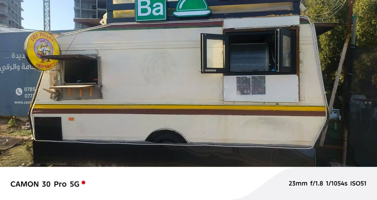 كرفان للبيع متنقل مطبخ مطعم، بي سبلت توسوت واحد طن 5 امبيرات وبي نواعم مال مطبخ
والاسم، اني مكلفني مليون بس الاسم ولله 
كامل هوه وتاسيسه، وشباك المنيوم ، وسقف قرميد حديد
ومغلف الكرفان وتاسيس نقاط بي 6 نقاط كهرباء
وشباك وباب حديد مغلفه
السعر 18 ورقه وبي مجال
مكان البياع المواصلات
شارع الضغط 
***********
