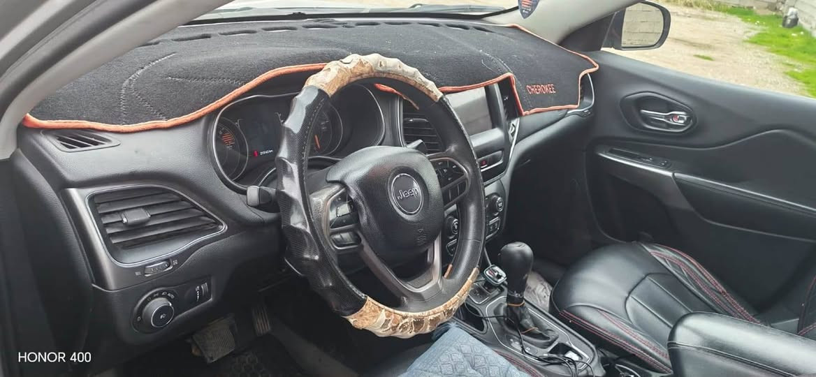 سيارة جيب شيروكي موديل 2019.
فئة لاتيتيود Latitude 
الحادث اللايت السكن و ما حوله.
رقم السيارة و مكانها : كركوك.
السنوية جديدة و بإسمي و الهزة حديثة.
و تخم تايرات جديد.
السعر المطلوب 120 ورقة و قابل للتفاوض.
للتواصل

***********
