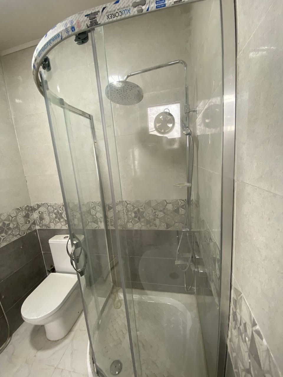 سلام عليكم كابينه حمام شاور زجاجي نضيفه مابيهه نقص ارتفاعها متر و90 السعر ب75 مكاني البصره قرب المدينة الرياضية للتواصل ***********
