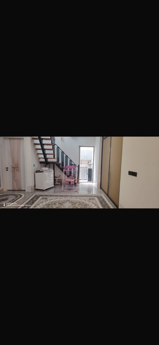 🏘🏘بيت للبيع ديالى خانقين / سيروان 
فرع خلف الجامع رسول الاعظم  بالبداية 
مساحة 200 متر طابق ونص بناء حديث 

طابق الاول 
2 غرفة نوم واستقبال وصالة داخلية ومطبخ حار وبارد ومجمع صحيات داخلي وخارجي 
وحديقة وكراج سيارة 
طابق الثاني 
1 غرفة نوم وبيتونة 

علماً بناء حديث وفول سيراميك وسقف مغربي 

السعر / 70 مليون بي مجال 

للأستفسار اكثر اتصال بالارقام فقط 
***********
***********
مكتب فريا موفق للعقار
