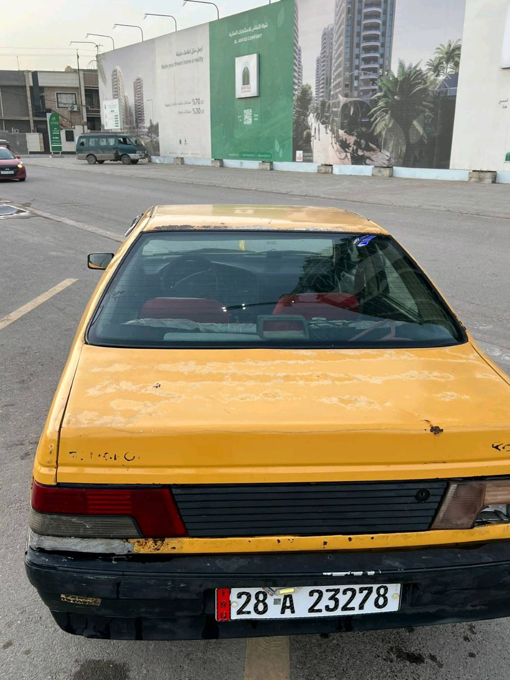 سيارة بيجو قديمة لونها أصفر، مناسبة للمشاوير داخل المدينة. الداخلية نظيفة والمقاعد مغطاة، وتوجد بعض الخدوش على الهيكل الخارجي. البيع لأعلى سعر ومكان السيارة ببغداد.