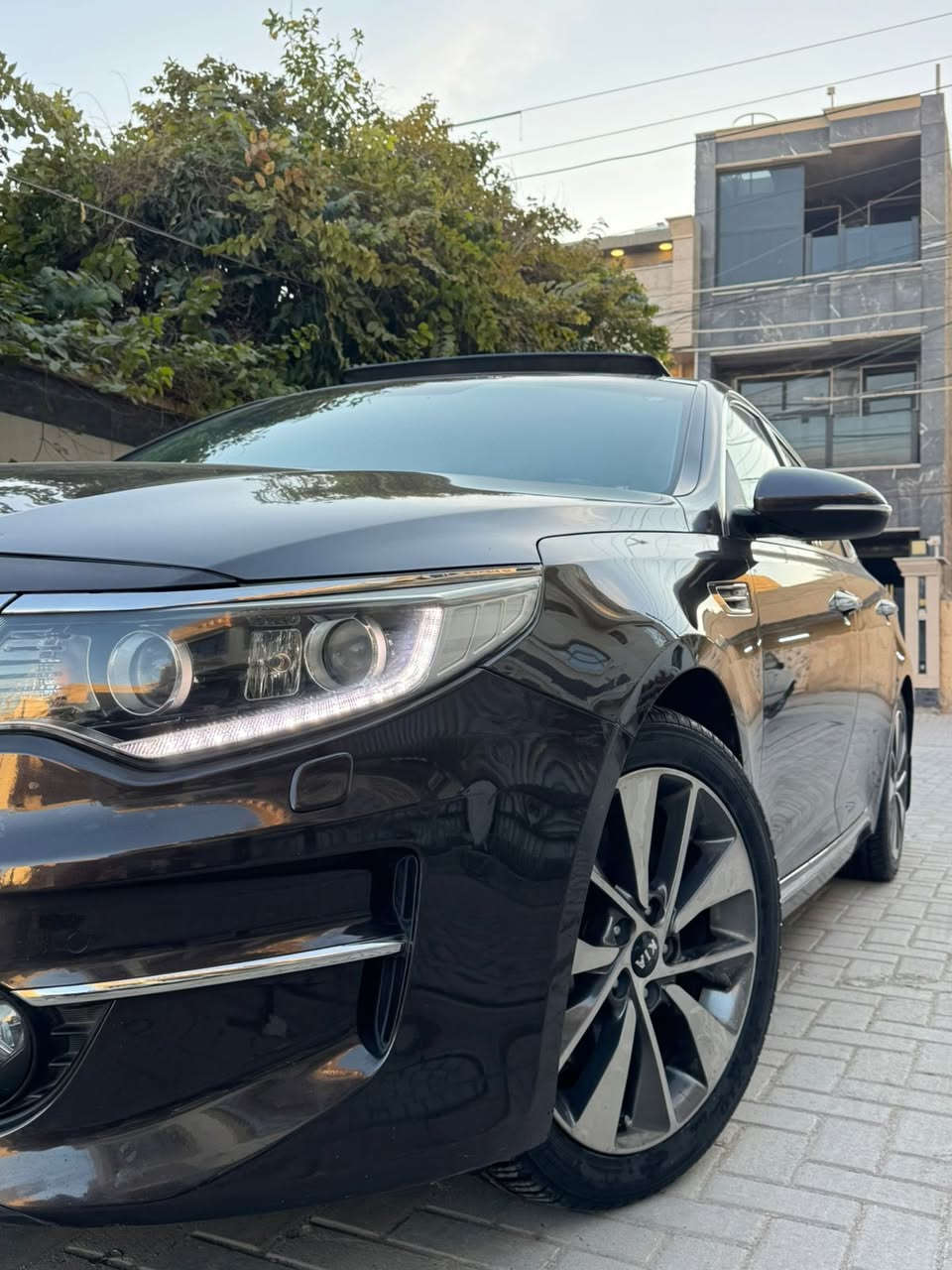 سلام عليكم للبيع كيا اوبتما 2016 خليجي فول مواصفات 1/1 كلشي يجي بالك بيها ماشية 89 حقيقي رقم اربيل الجديد مكفولة عدة طخة بالجاملغ ونصبغ بدون دواخل ابد كاملة بدون نقص الحمد للة مكاني السيدية للاتصال ***********
