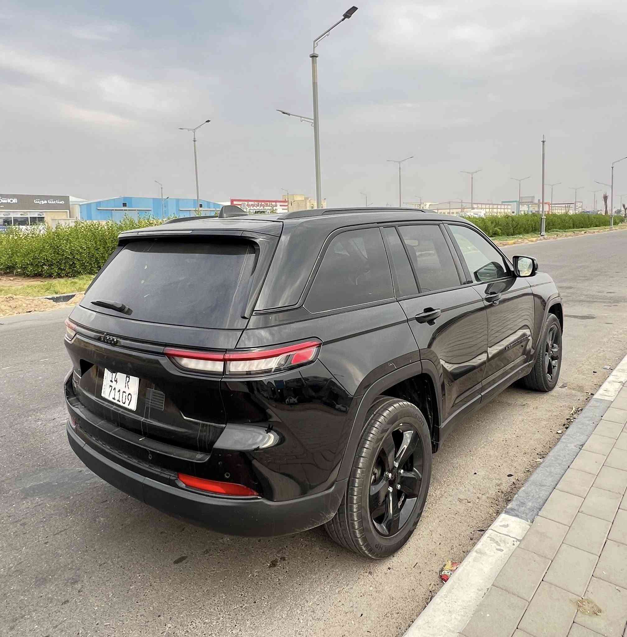 جيب گراند شيروكي 2023  5 راكب لون اسود محرك 3600
السيارة ماشية 43km فول مواصفات 
رادار امامي* نقطة عمياء *شفتات ستيرن *كشنات كنتارة وجلد *شاشة كبيرة كار بلي *شحن لاسلكي *كير طيارة *فتحة سقف سلايت
الضرر جاملغ وبنيد مثل ما موضح بالصوره مصلح وكامل  
السيارة رقمها بصرة 
رقم الشاصي /1C4RJHAG2PC647068
السعر 265$
العنوان /البصره 
الرقم/***********
