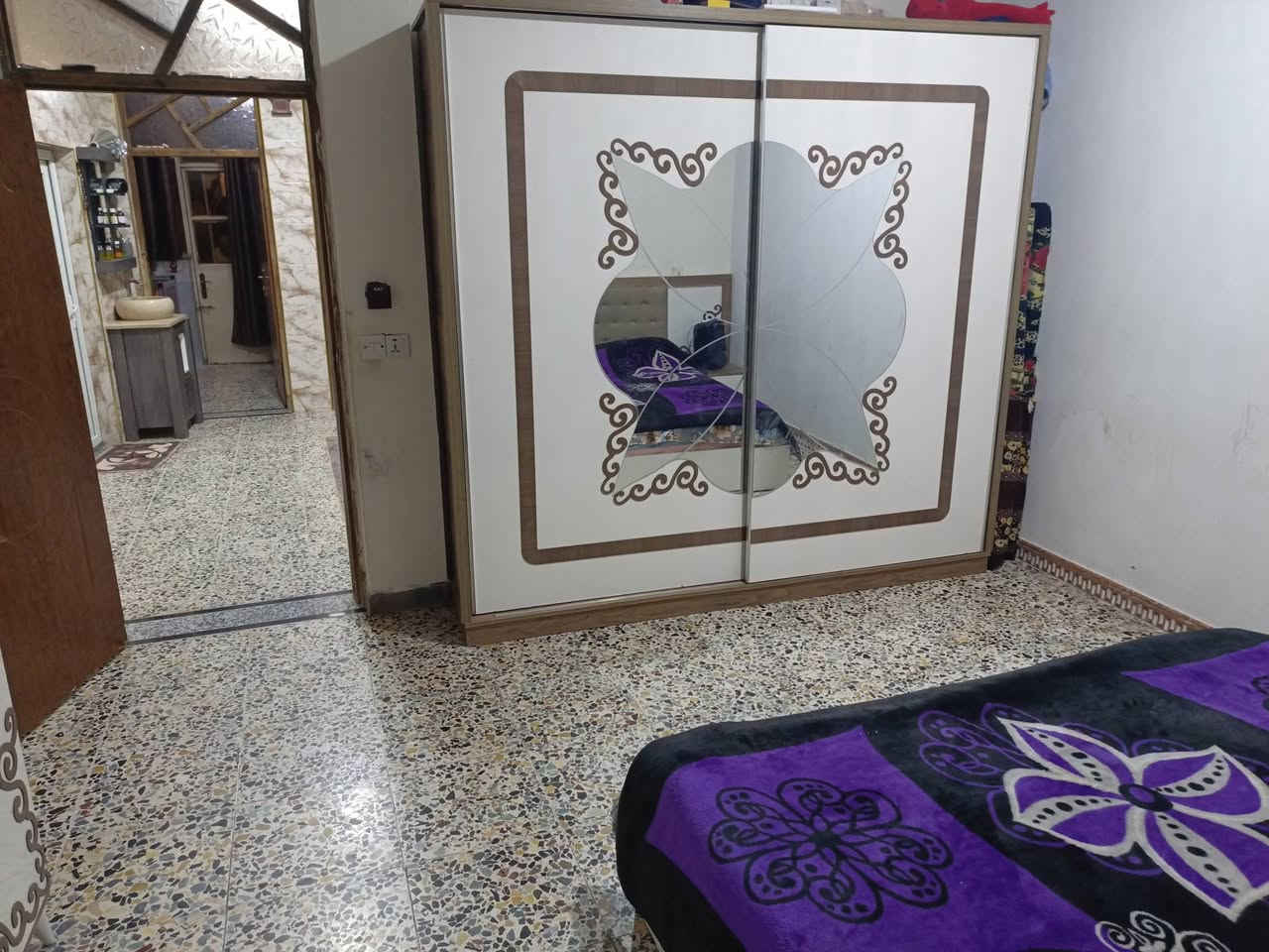 سلام عليكم بيت للبيع مساحه 117متر ستقبال وصاله ومطبخ وحمام عدد 2 و غرفتين ووترك عدد 2نوم قاط واحد سطح شتايكر البيت جاهز مجاري تبليط مي كله شبكه جديده عنوانه دور صحه الأولى الي مقابيل شمالية البيت طابو زراعي قرار 25 سعره 105وبي مجال شي قليل الاتصال على الرقم *********** غير متواجد على الفيس فقط واتساب بي
